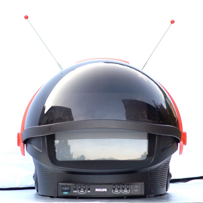 Retro Helm Fernseher