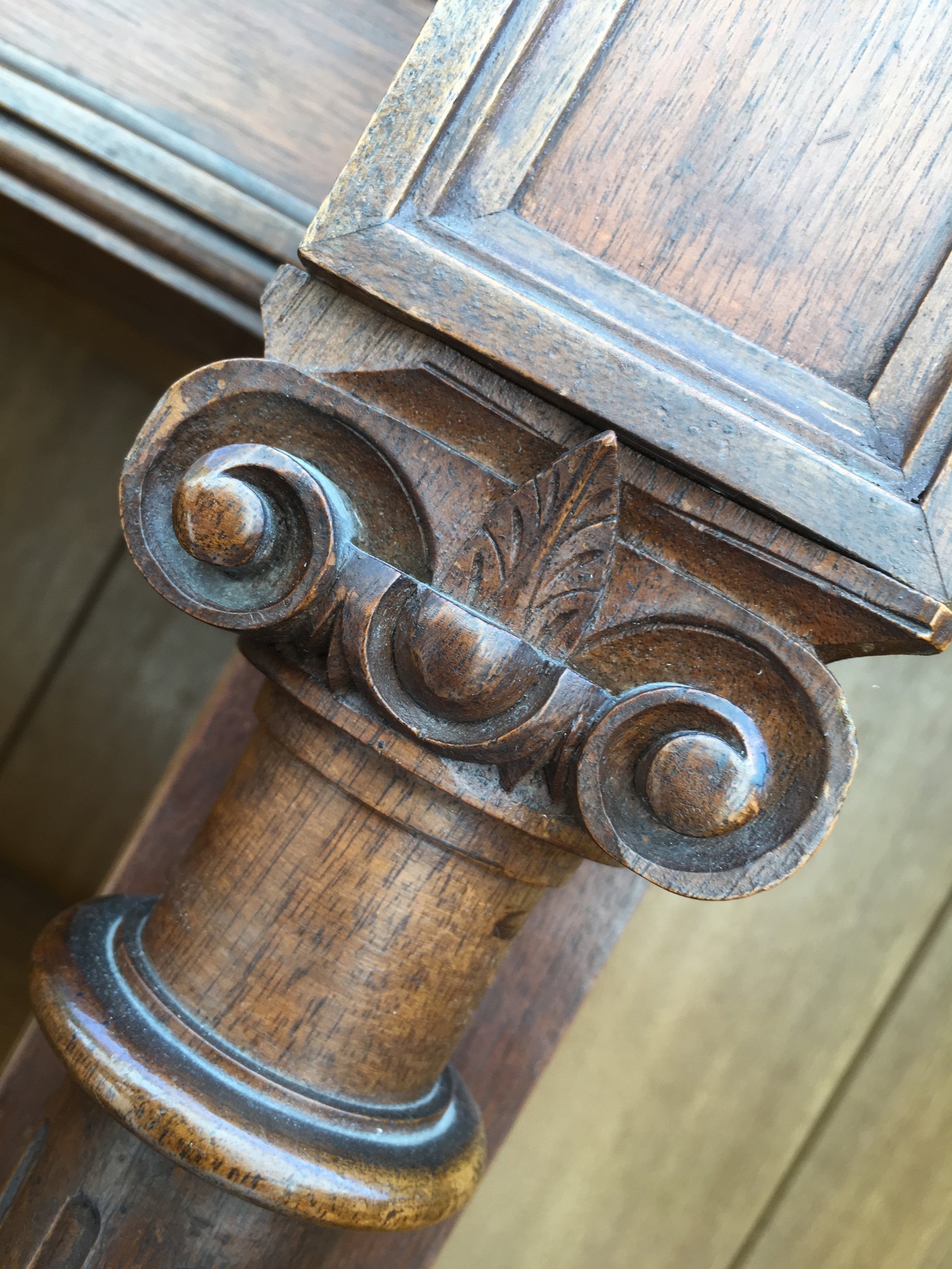 Garderobeschrank Kleiderschrank dreitürig Vollholz antik Dielenschrank Nussholzfurniert