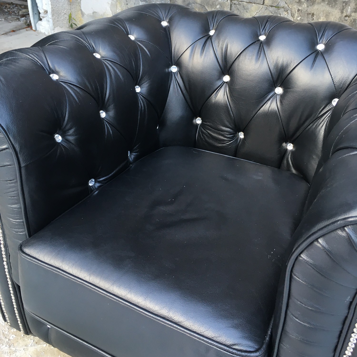 Chesterfield Sessel Clubsessel schwarz mit Kristallsteinen Knopfheftung Fauteuil