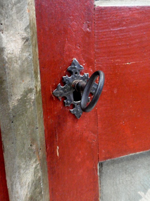 Antiker Bauernschrank rot bemalt