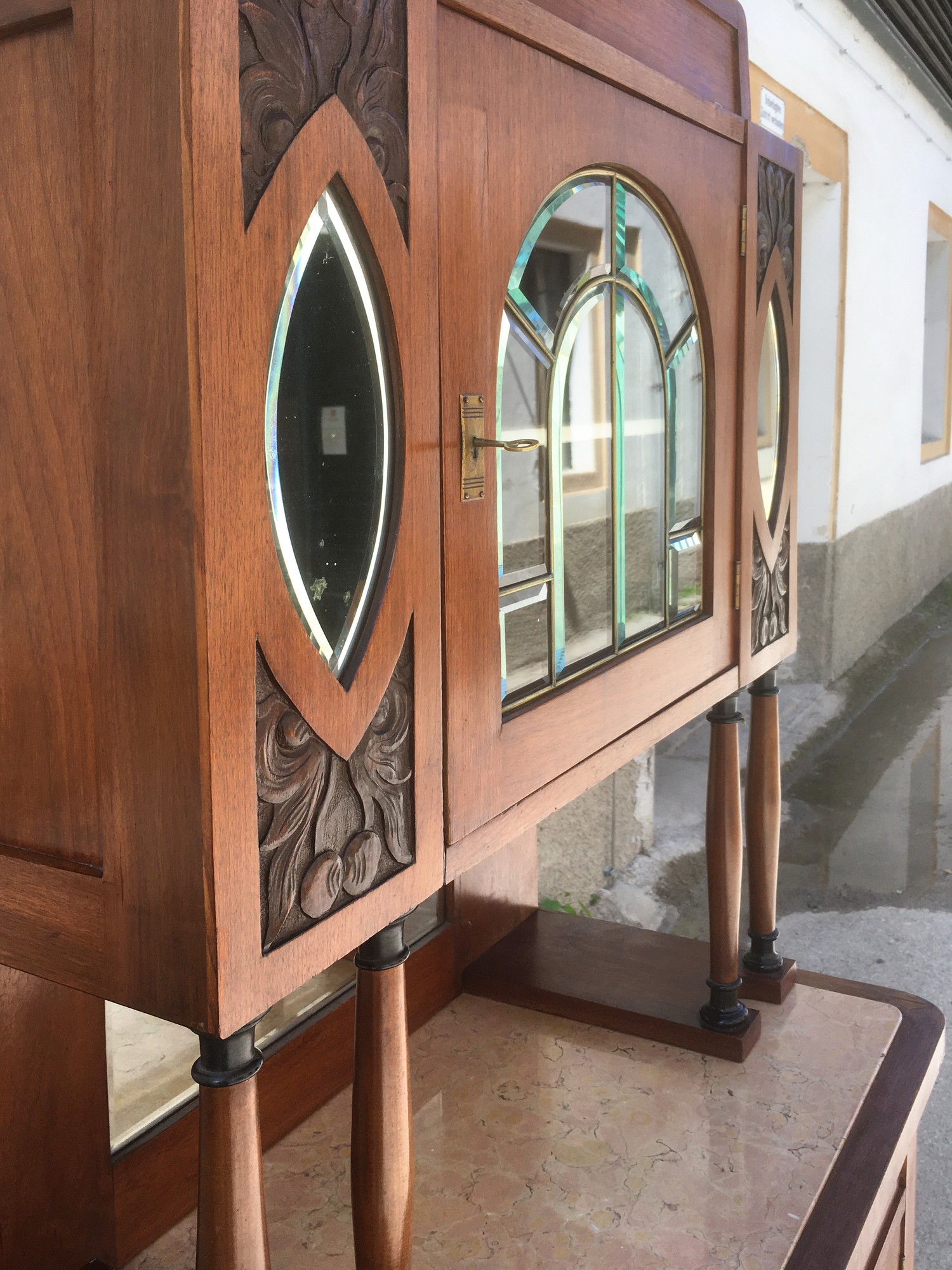 Pfeilervitrine Jugendstil Schrank ArtNouveau secessionistisch Kredenz Vitrine antik Kirschen beschnitztJugendstil