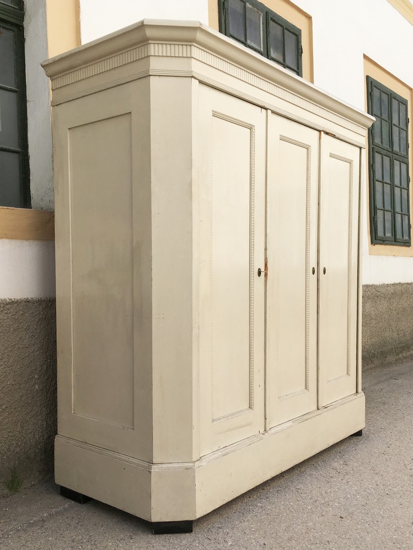 Kleiderschrank dreitürig Vollholz antik creme Dielenschrank Shabby Chic