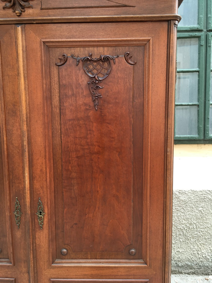 Historismus Kleiderschrank antik Schrank beschnitzt Nussholzfurnier Pfeifenbarock