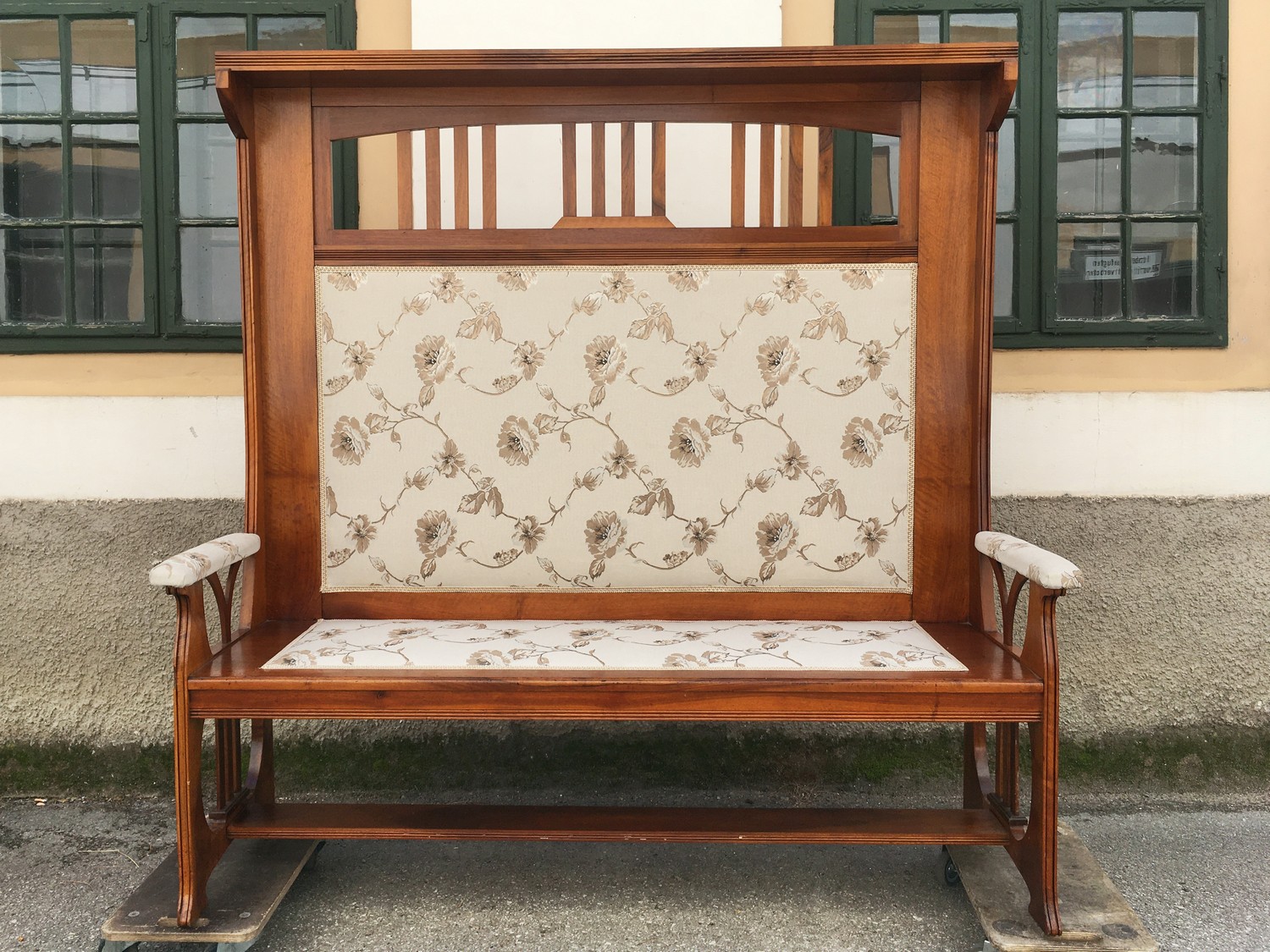 Antiquität Möbel Überbausofa Vollholz antik restauriert Requisite Hotelmöbel