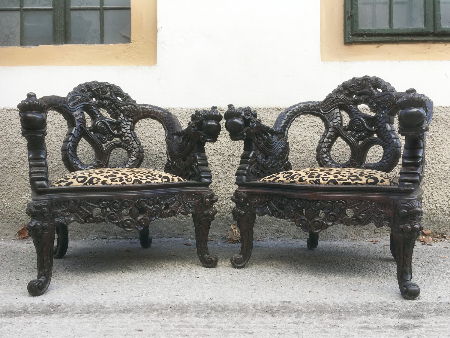 Armlehnstuehle Drachen beschnitzt