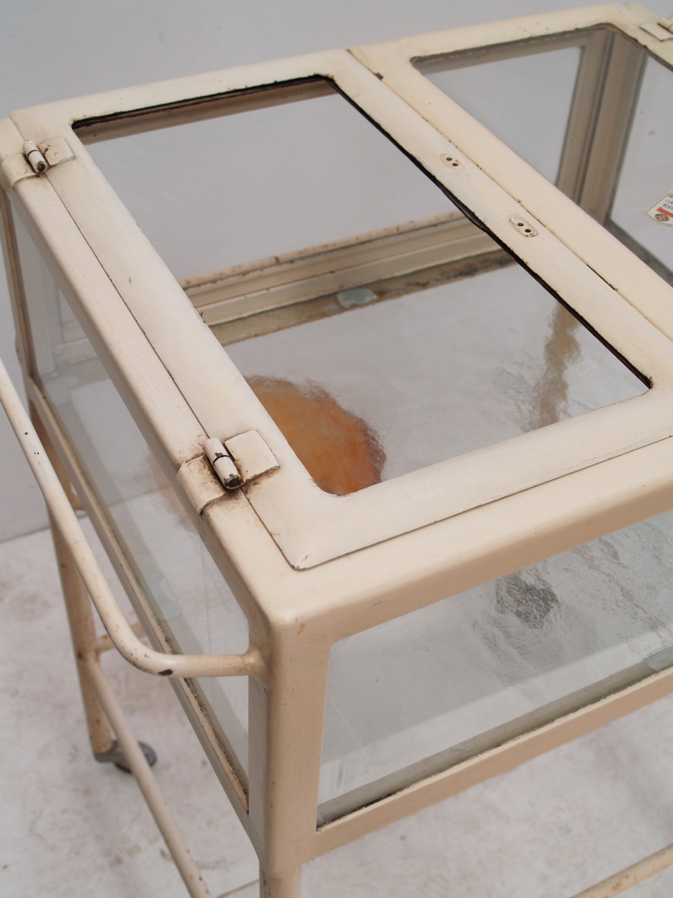 Beistelltisch Arzttisch Bauhaus Metall creme Industrialdesign Retro Möbel Vintage