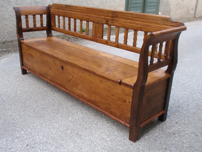 Sitzbank mit Truhe
