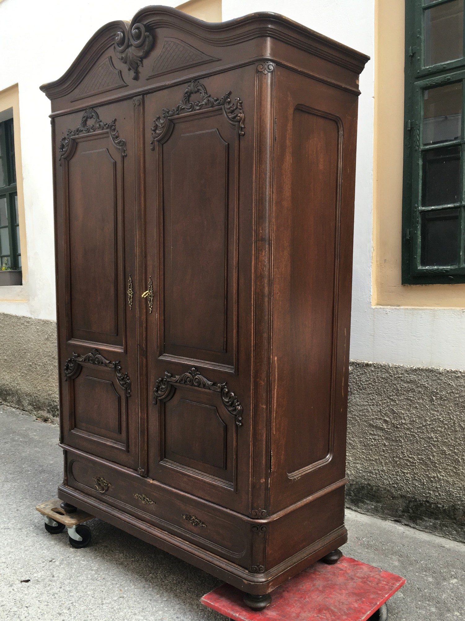 Antiker Schrank aus Vollholz um 1880 geschnitzt Barock
