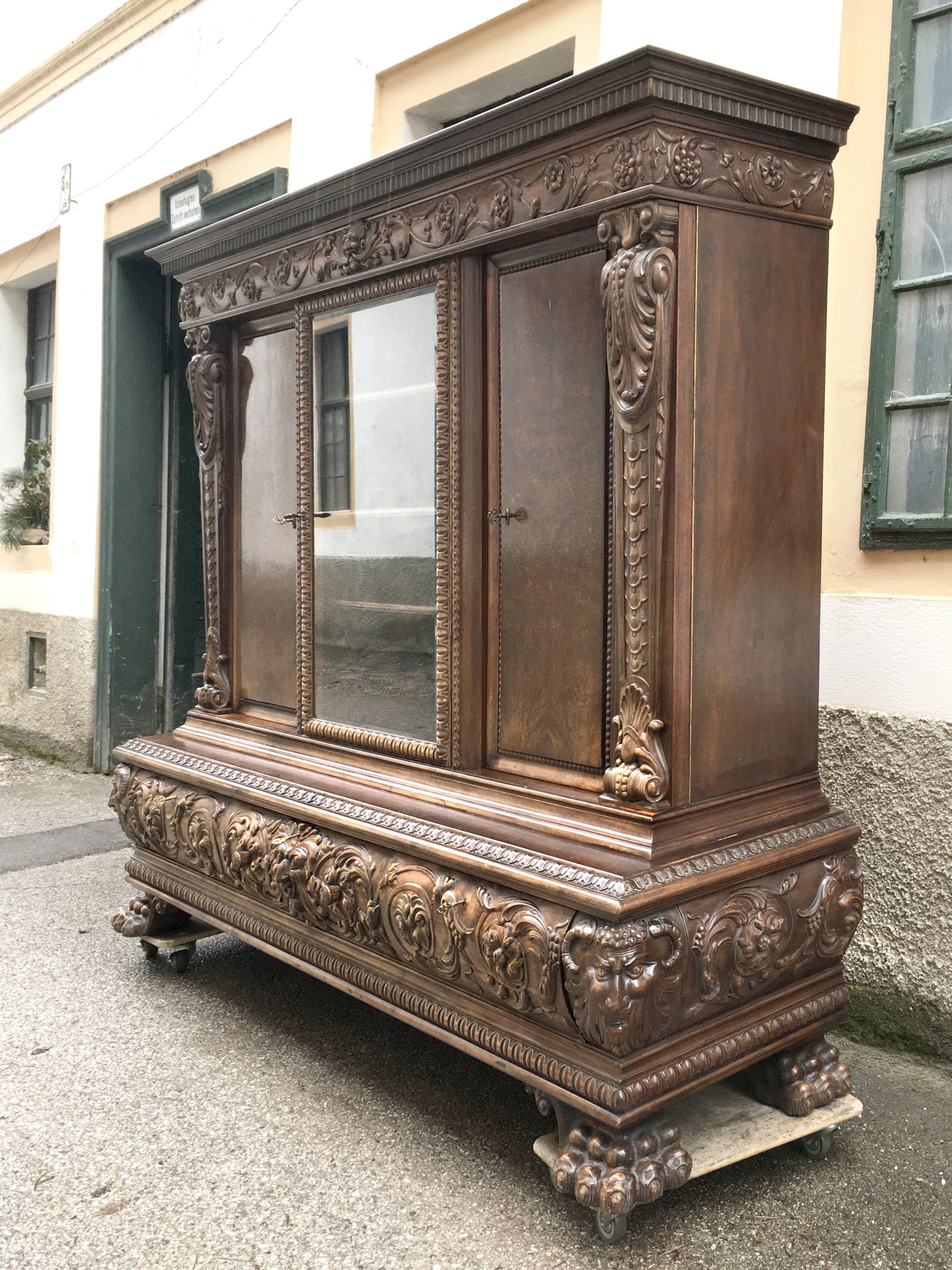 Neorenaissance Bücherschrank Maskaronen Arabesken Schnitzwerk