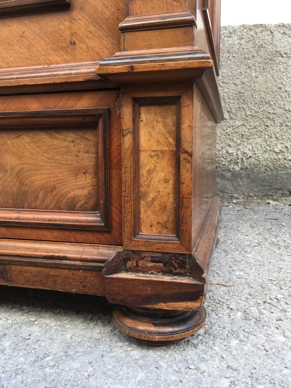 Esszimmer Schrank antik Nuss Intarsien