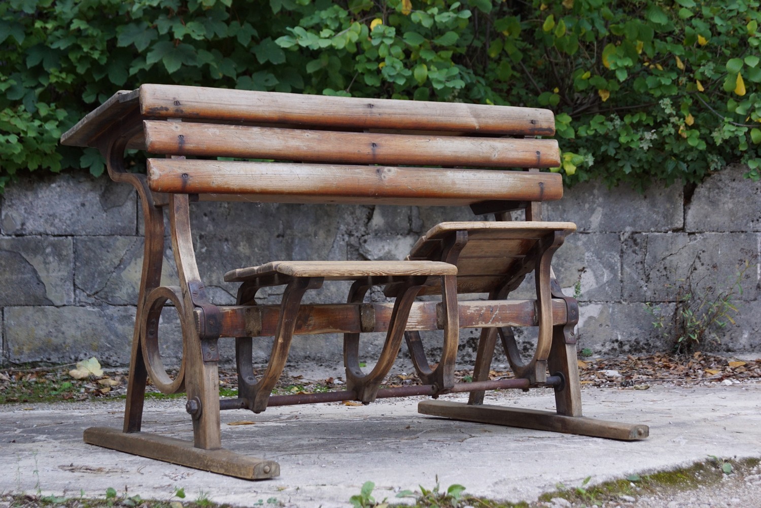 Antike Schulbank aus Vollholz, verm. Möbelfabrik Fischel & Söhne, gefertigt mit integriertem Tintenfasshalter, 2-sitzer um 1880-1900. Guter original Zustand.