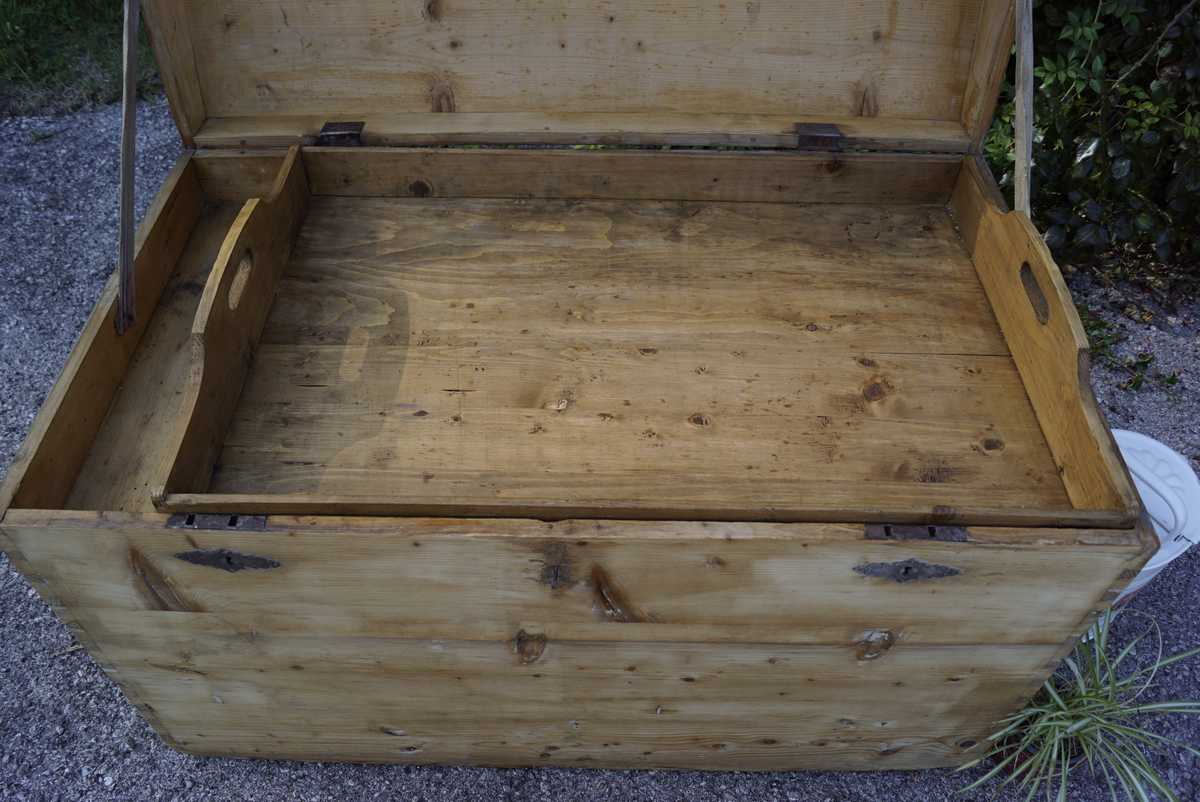 Truhe mit Fach und Tablett