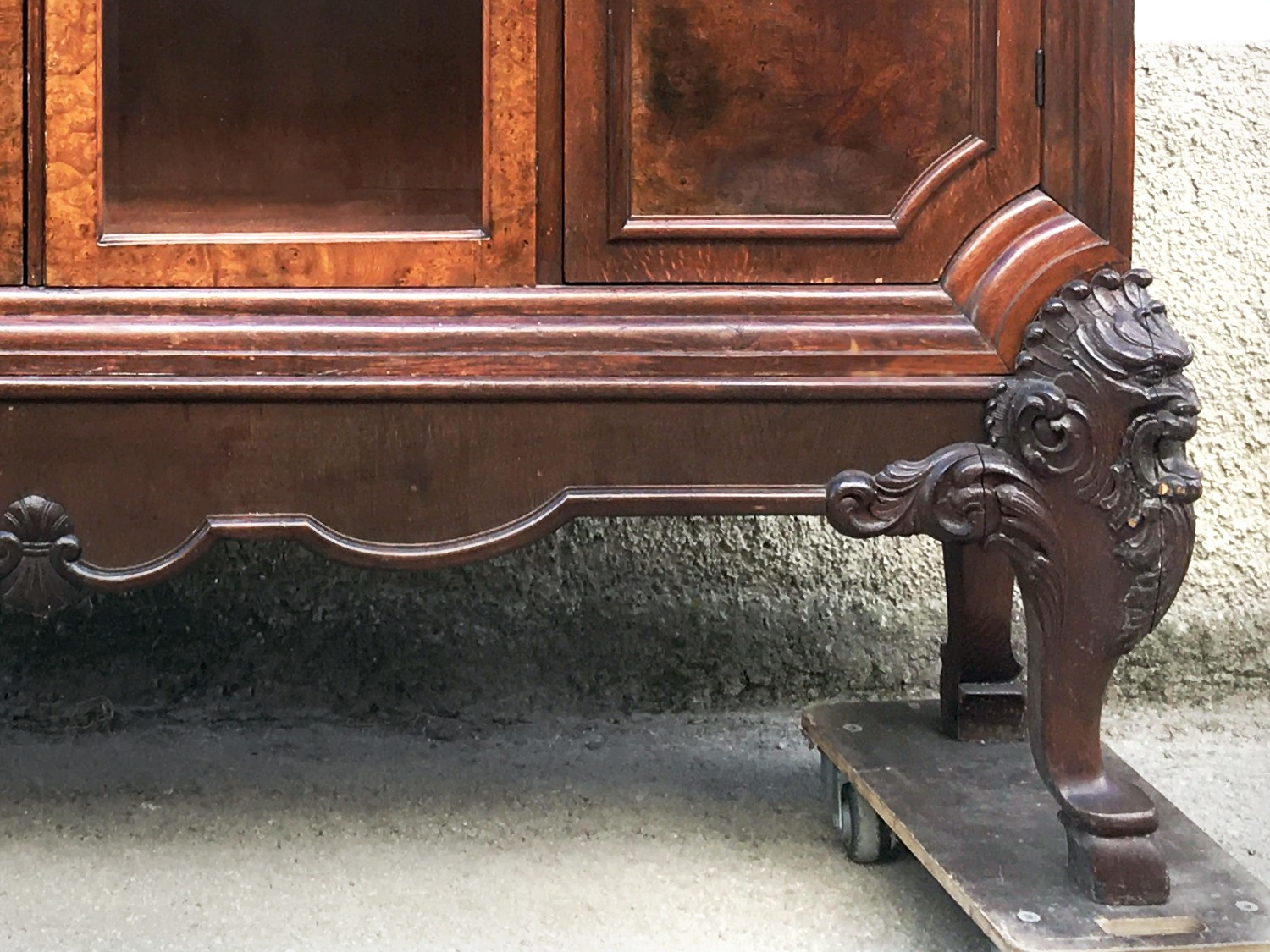 Vitrinenschrank Bücherschrank Antiquität antik Möbel Satyr Fratze Faun Ziegenfüße Möbel Neobarock