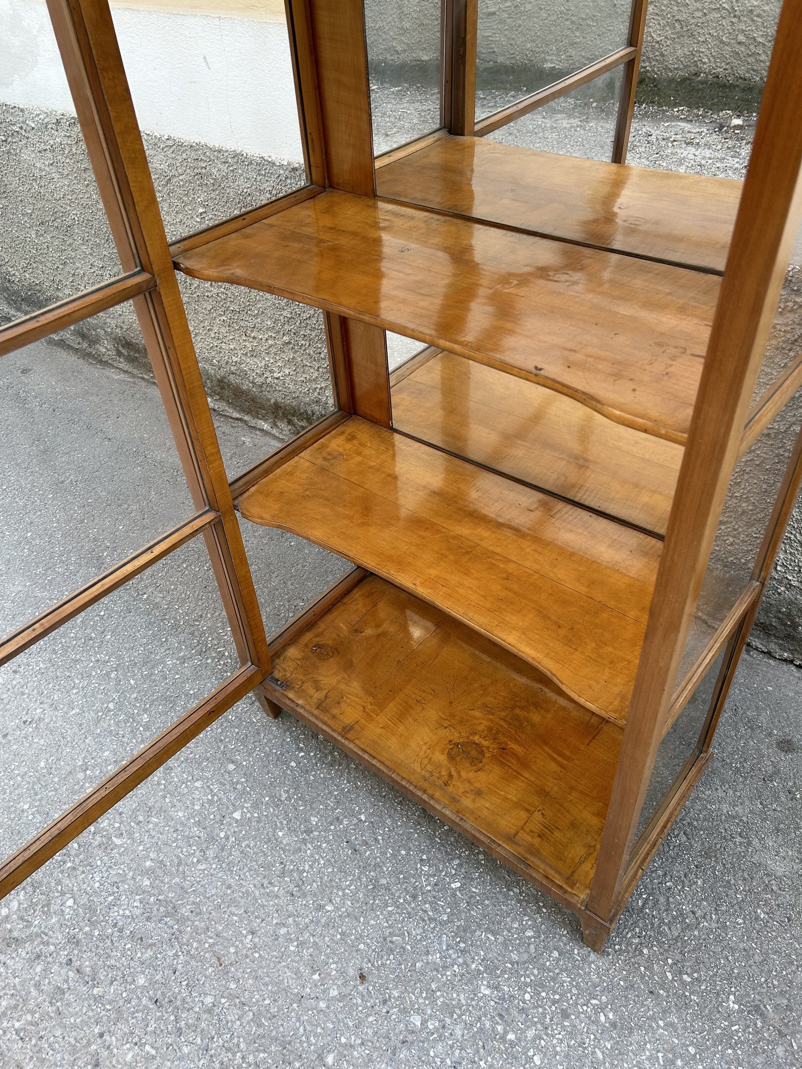 Vitrine Biedermeier Vitrinenschrank antik Kirsch zierlich