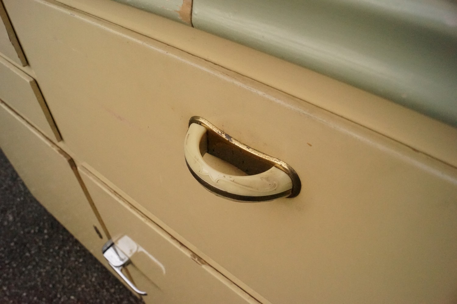 Bakelitt Schrank Ornamente Messing Schrank