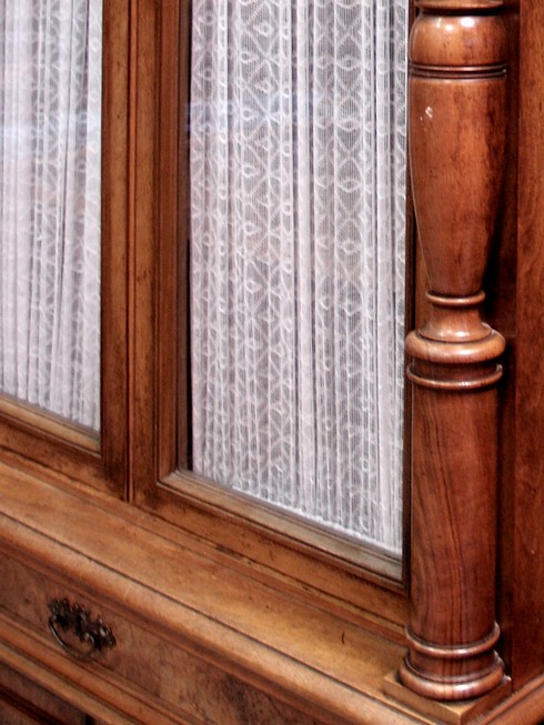 Antiquität, eleganter großer Herrenschrank