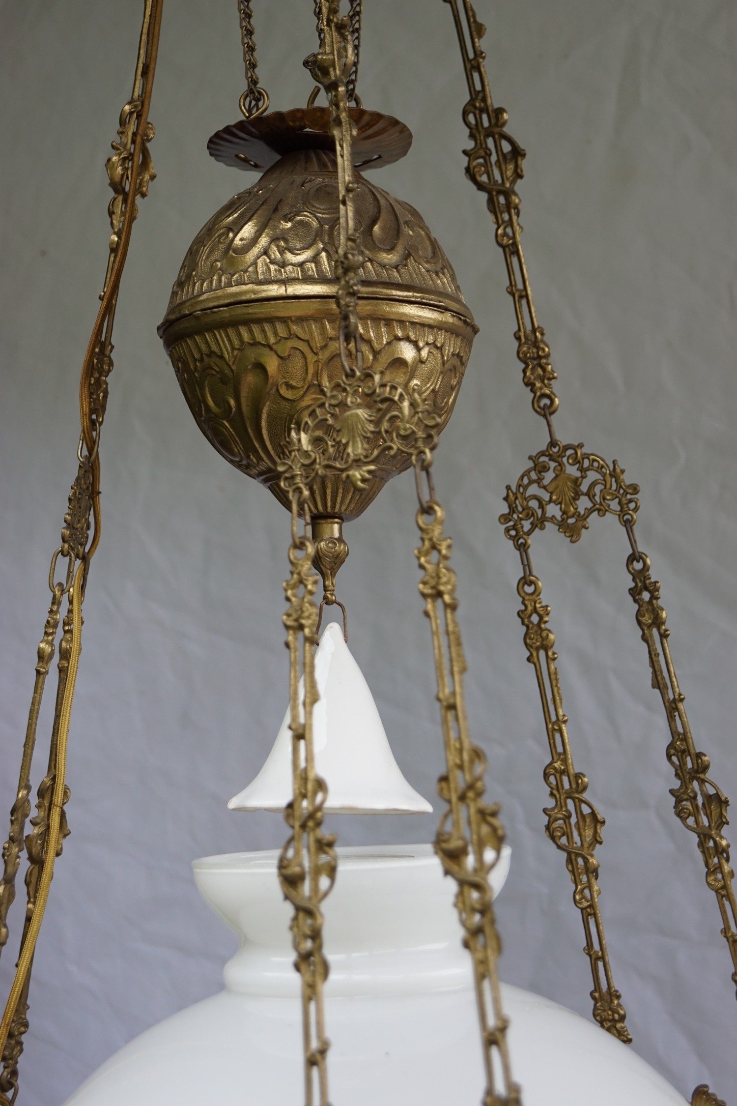 Petroleumlampe antik Keramik grün rot höhenverstellbar Majolika Hängelampe Kristalle Messing Antiquität Landhausstil Engel Putti Putten