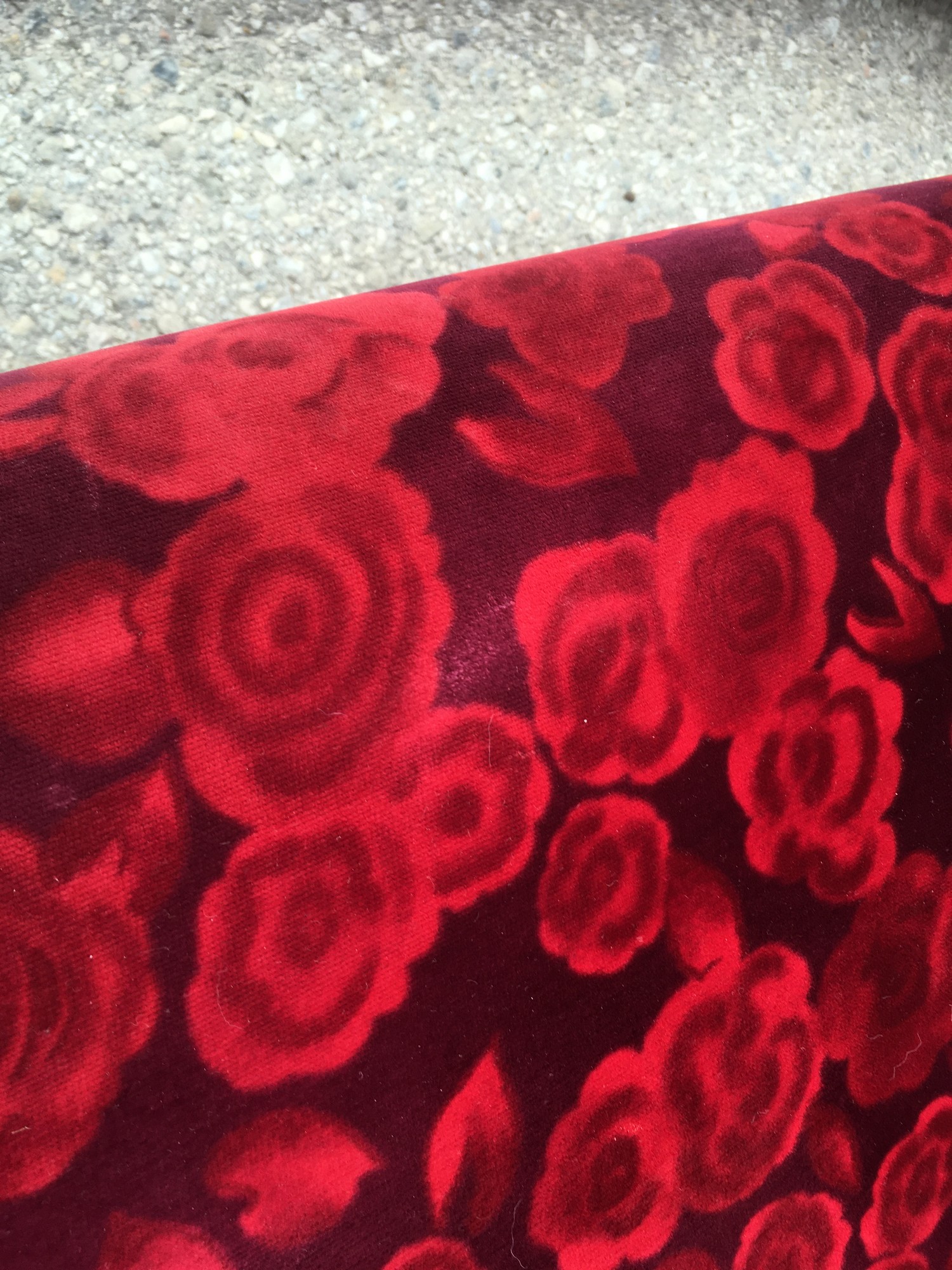 Bretz Rosenstoff Sofa bei Goethesgalerie