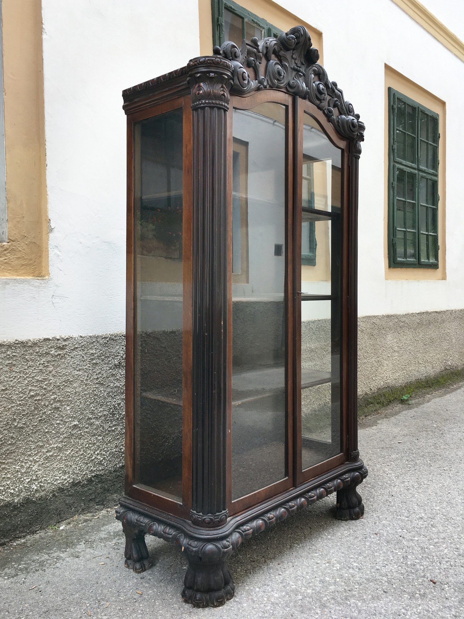 Vitrine antik Vitrinenschrank dreiseitig verglast reich beschnitzt Historismus