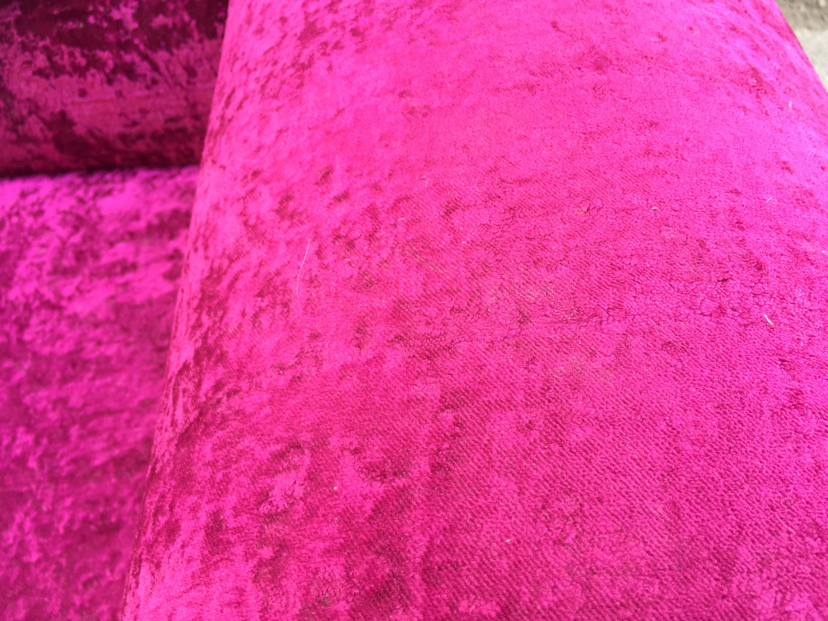 Bretz Sofa Gaudi lila Glamoursamt Rosenfüße golden