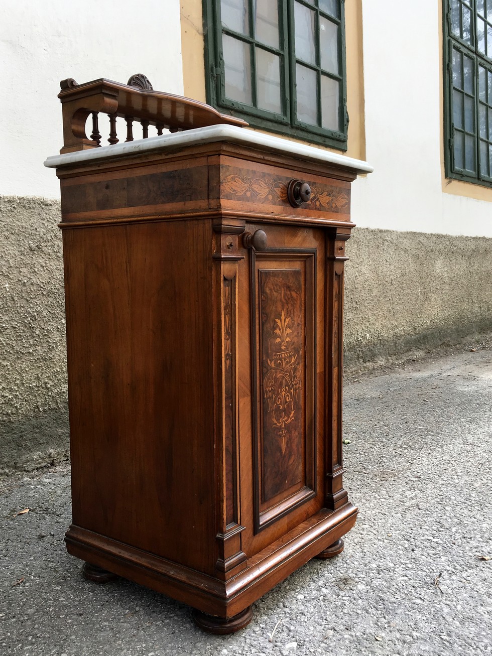Schrank antik Nachtschrank Marmorplatte Kästchen Nussholz Intarsien