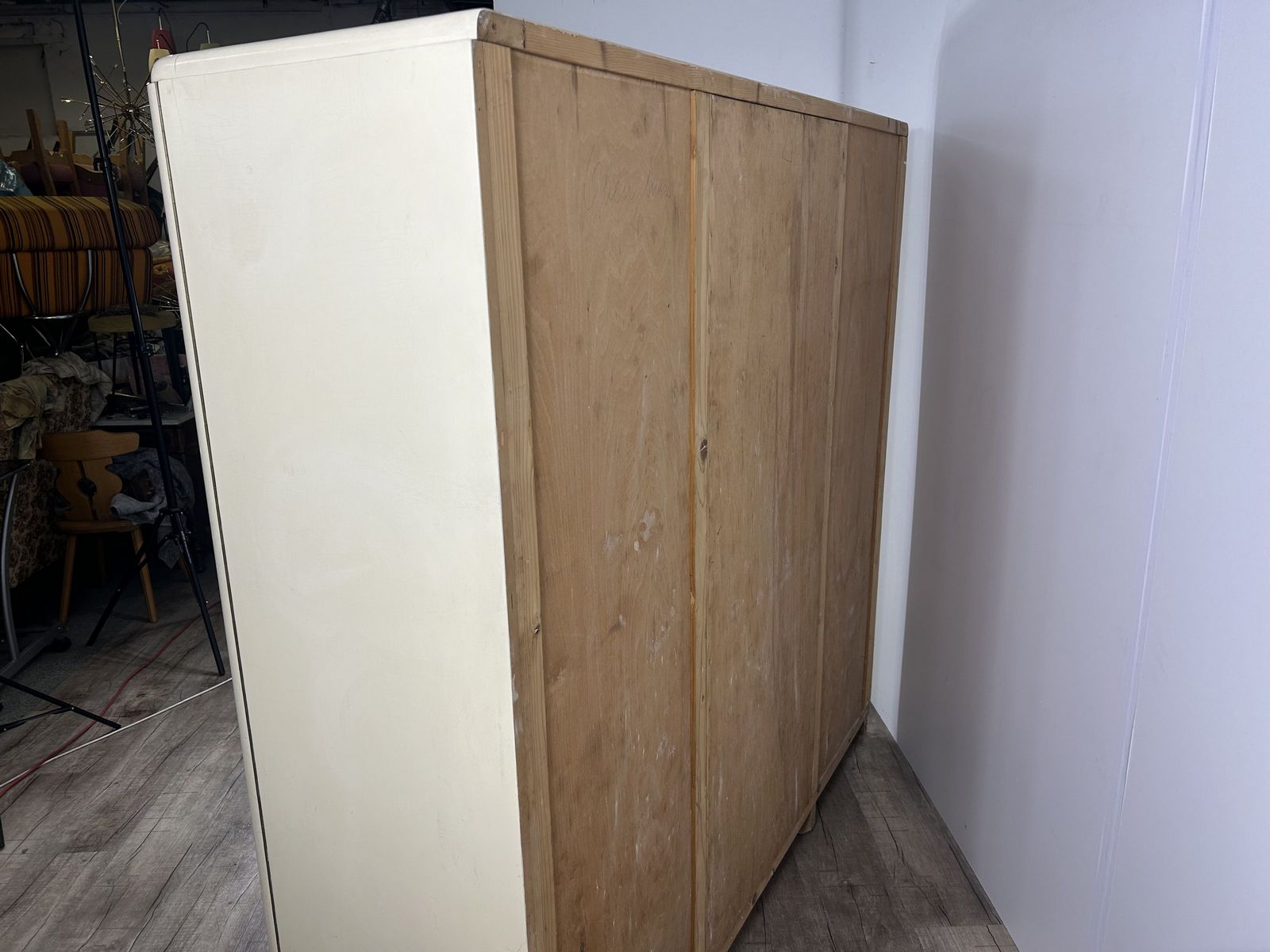antiker Kleiderschrank weiß
