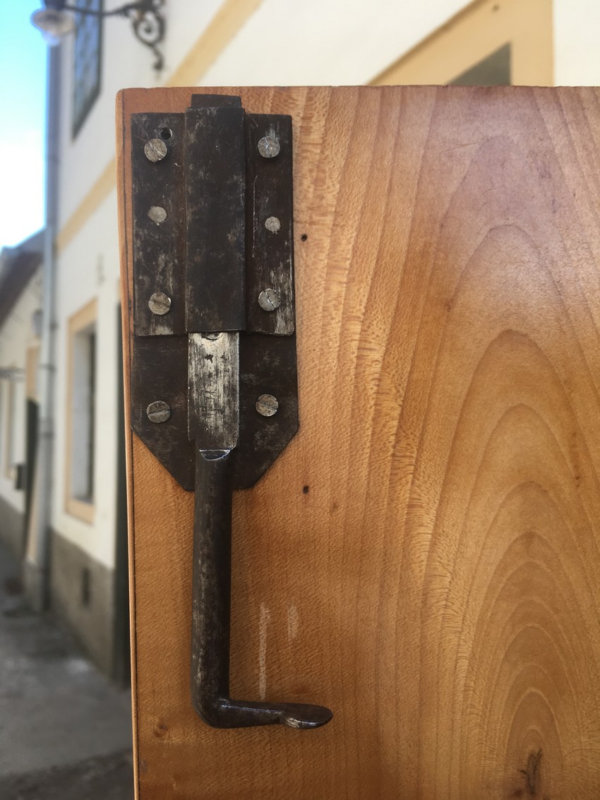 Biedermeier Schrank antik Gusseisen Riegel