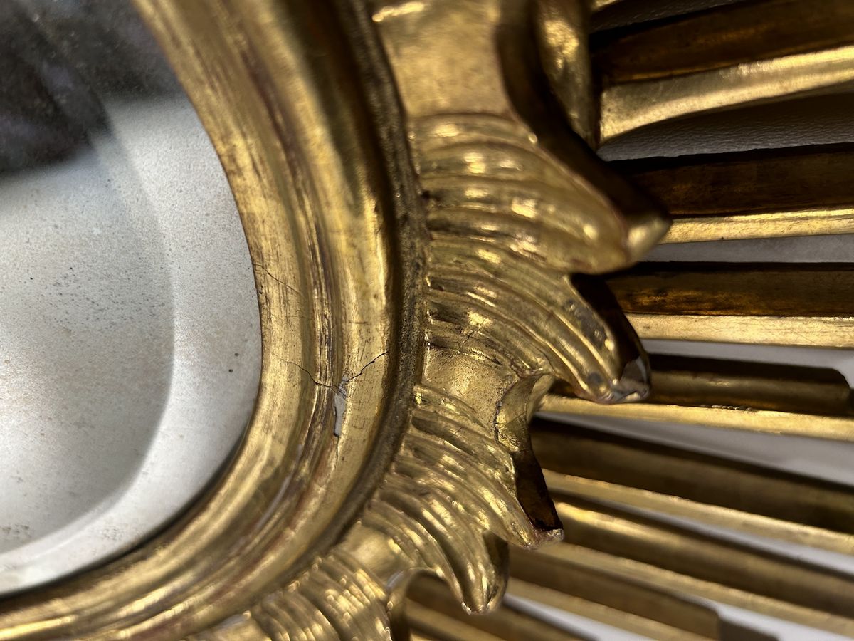 Vergoldeter Sunburst Spiegel Gips Altersspuren Detail