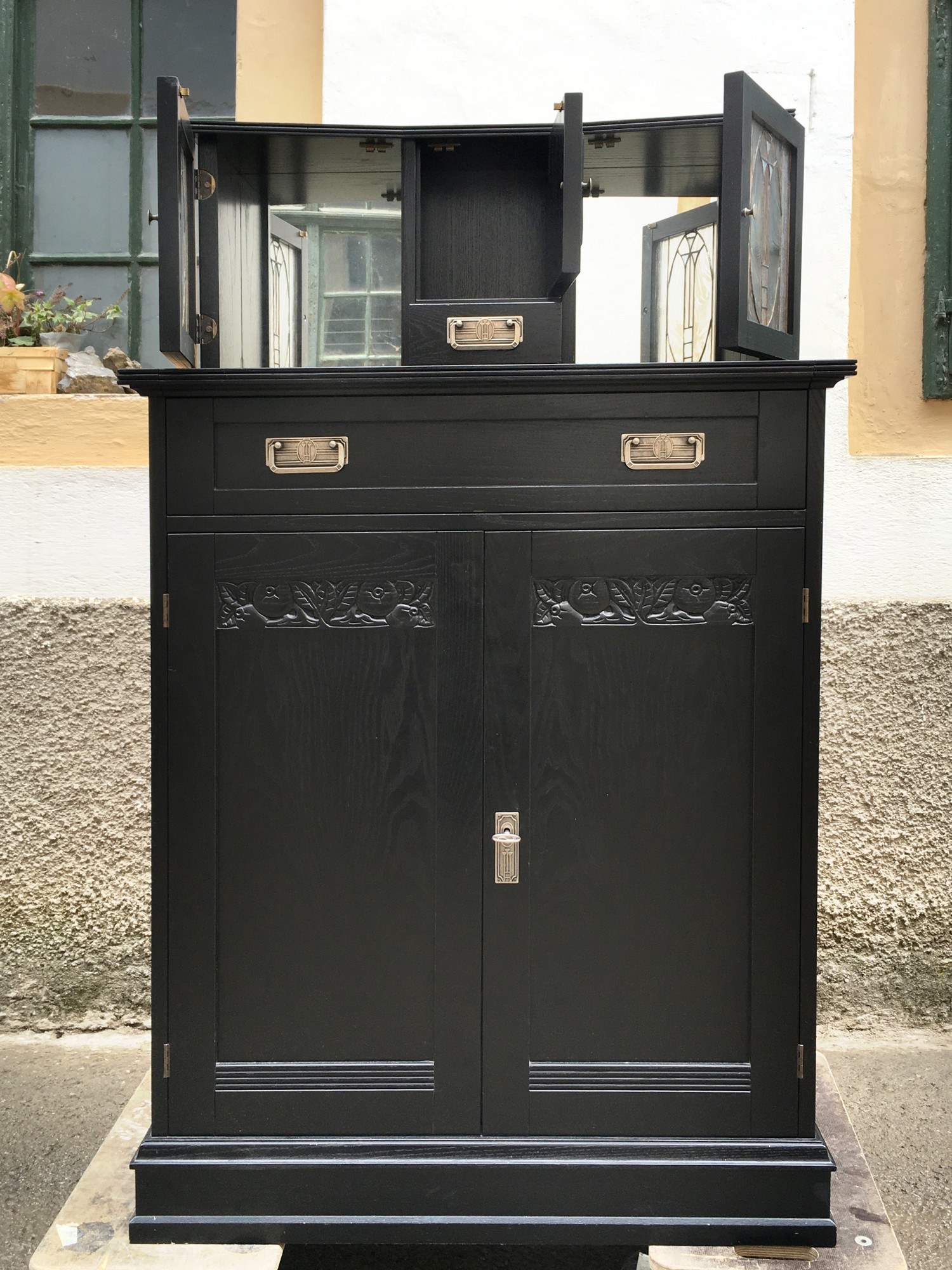 Jugendstil Vertiko Barschrank Stilmöbel schwarz Bleiverglasung SELVA Italy Kommode