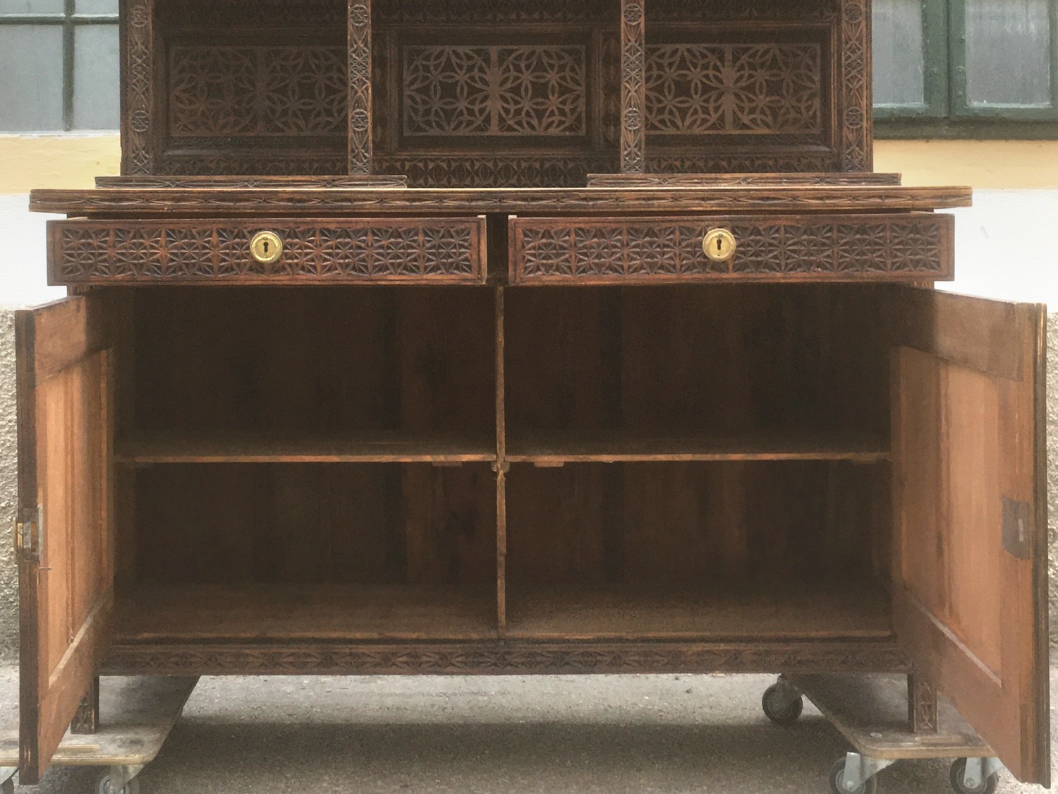 Antiker Schrank beschnitzt nachhaltiges Möbel Vintage Kerbschnitzerei Marmorplatte Küchenschrank