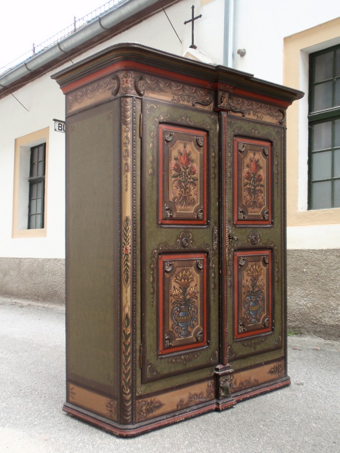 antiker Bauernschrank bemalt