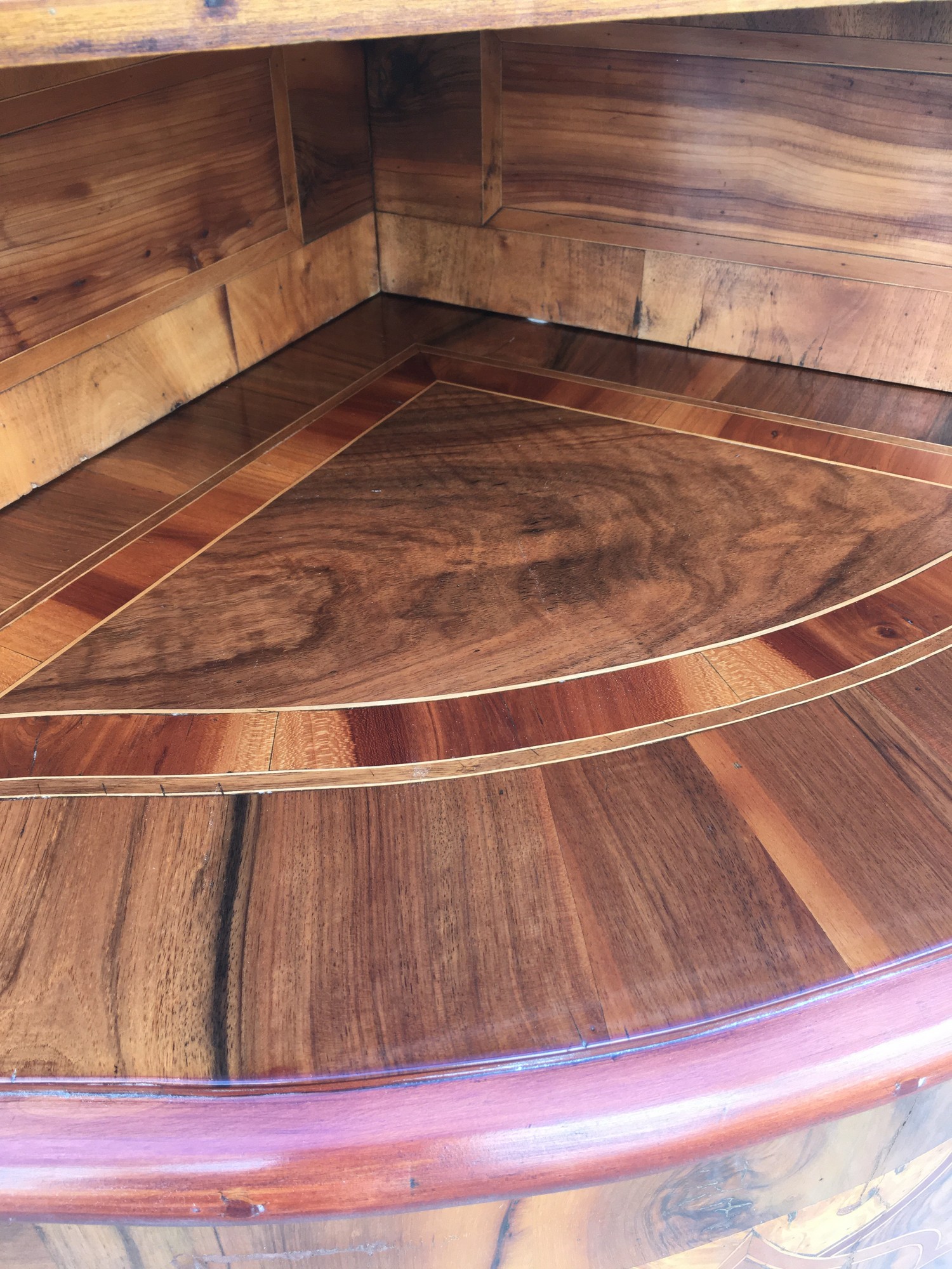 Vitrine Eckvitrine Eckschrank Barockstil Antik Nussholzfurnier Intarsien Edelteil