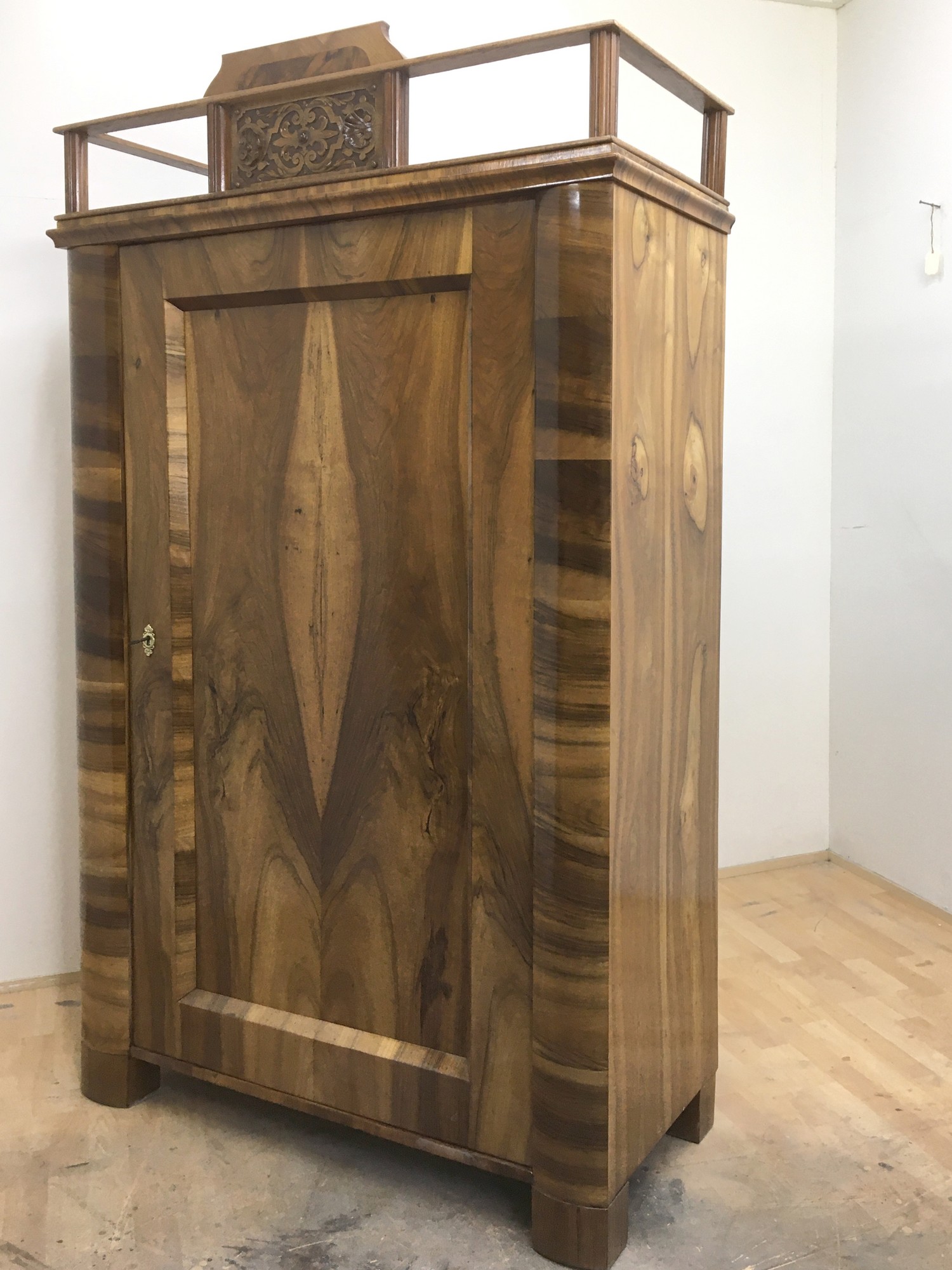 Schrank Nussholzfurnier