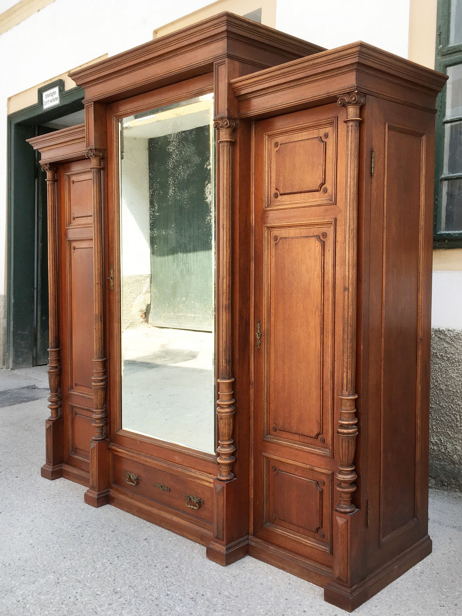 Garderobeschrank Kleiderschrank dreitürig Vollholz antik Dielenschrank Nussholzfurniert