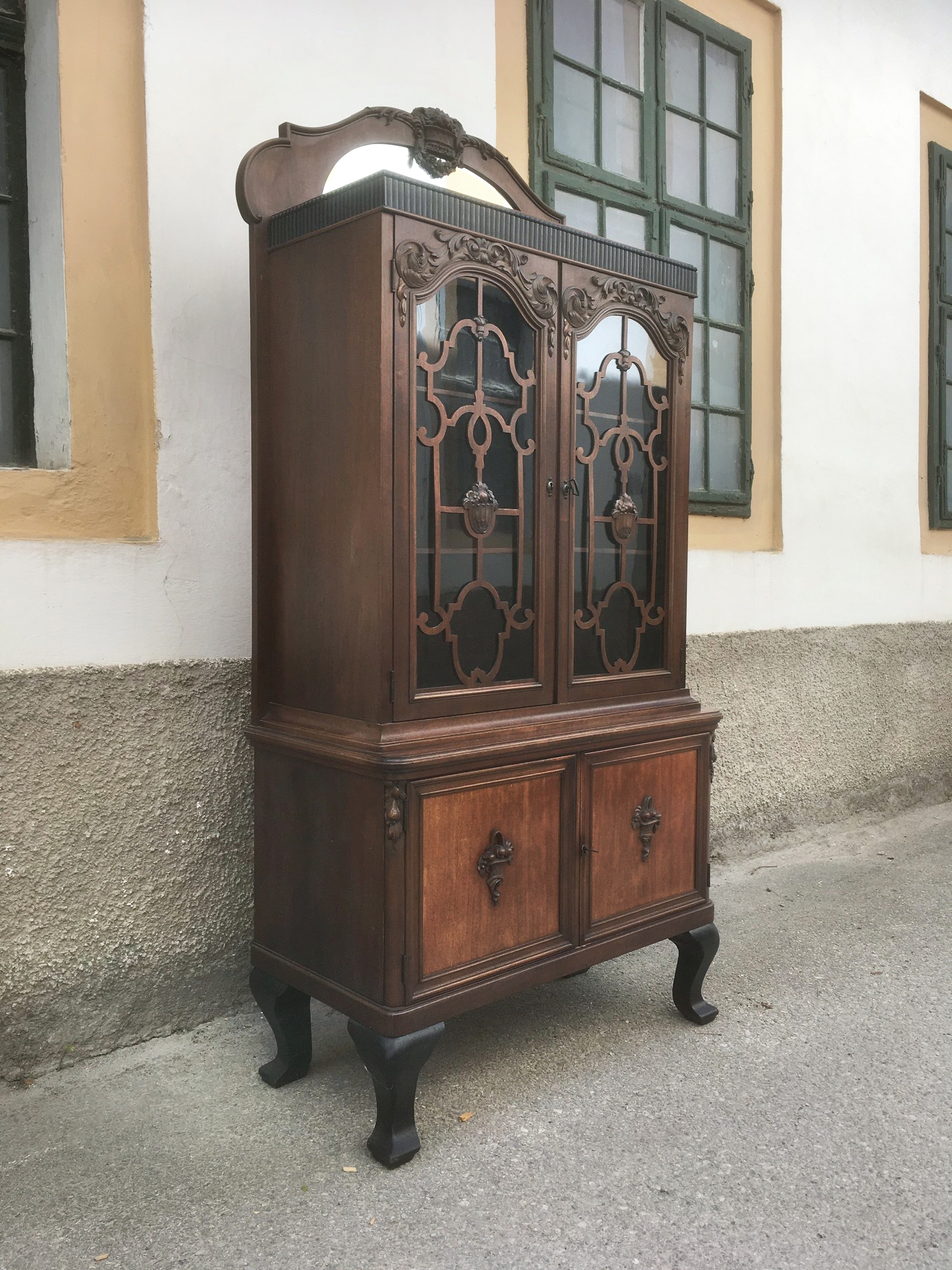 Vitrine antik Geschirrschrank beschnitzt Spiegel Vollholz Vintage Möbel