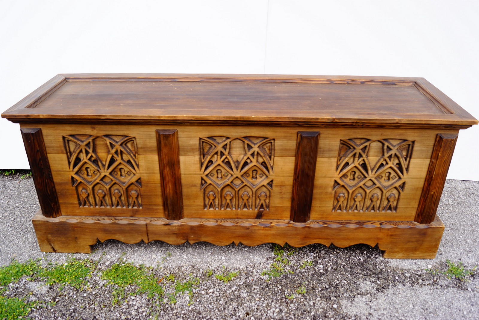 Truhe gotischer Stil