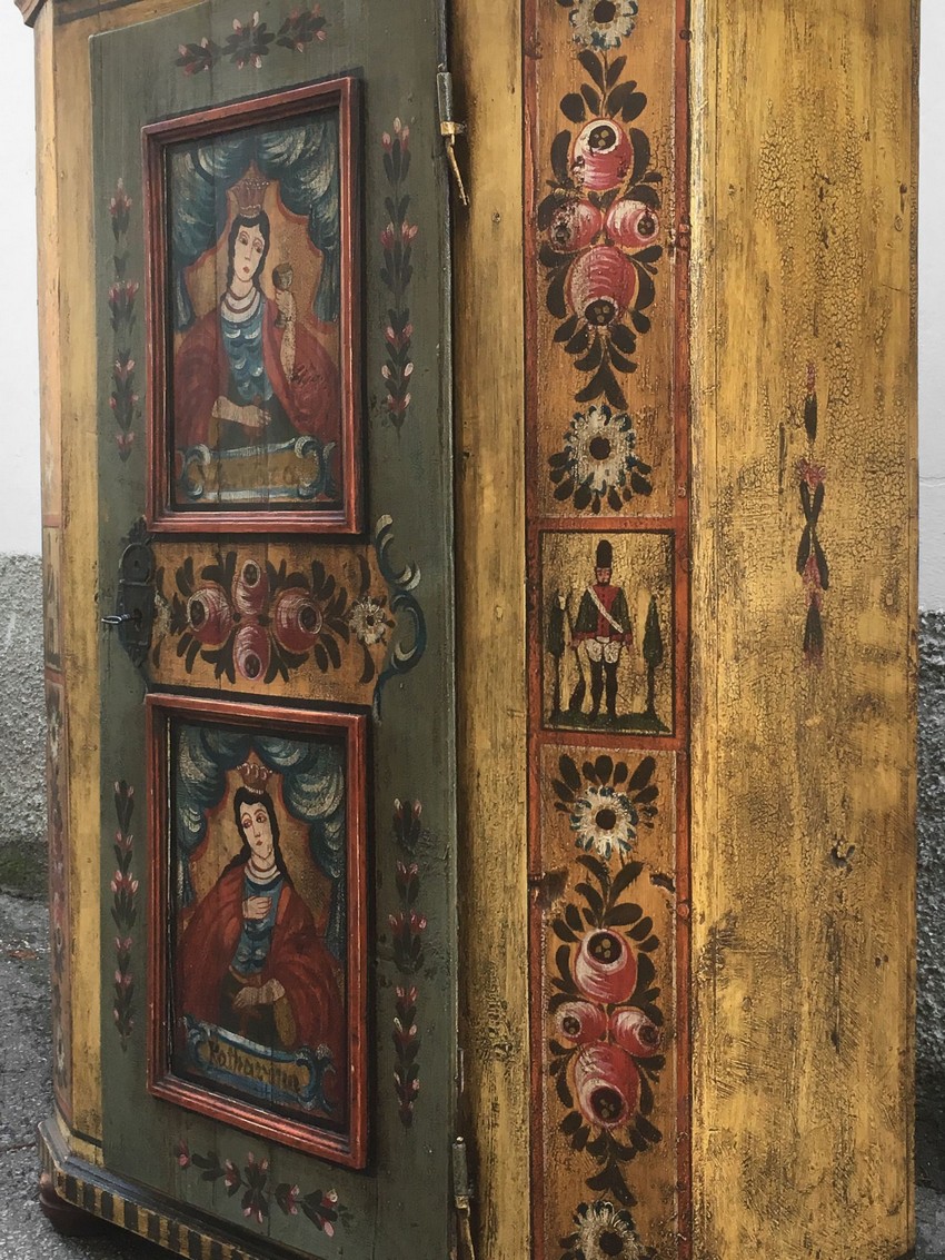 Sakraler Bauernschrank antiker Bauernkasten bemalt Vollholz Maria Heiligenfigur Katharina Landhaus Möbel