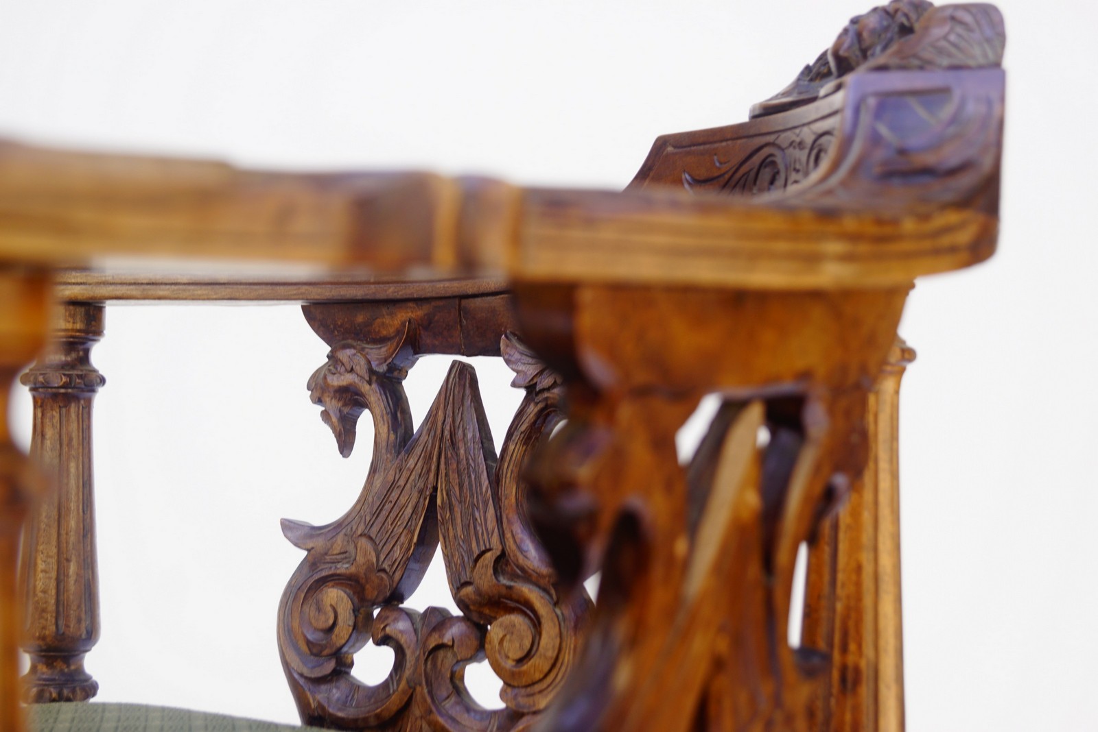 Antiker Eckstuhl Armlehnstuhl Historismus Nussholz Renaissance