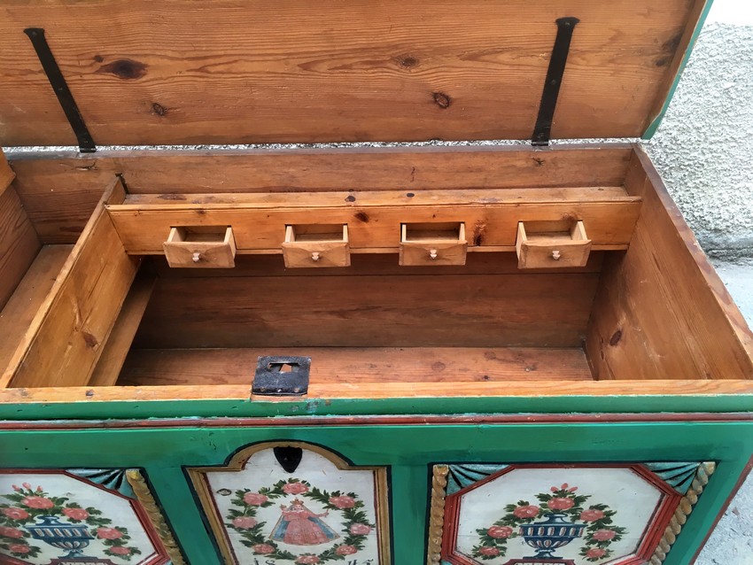 Bauerntruhe handbemalt antik Flachdeckeltruhe mit Innenladen Massivholz grün Heiligenfigur Bauernmöbel Schrank