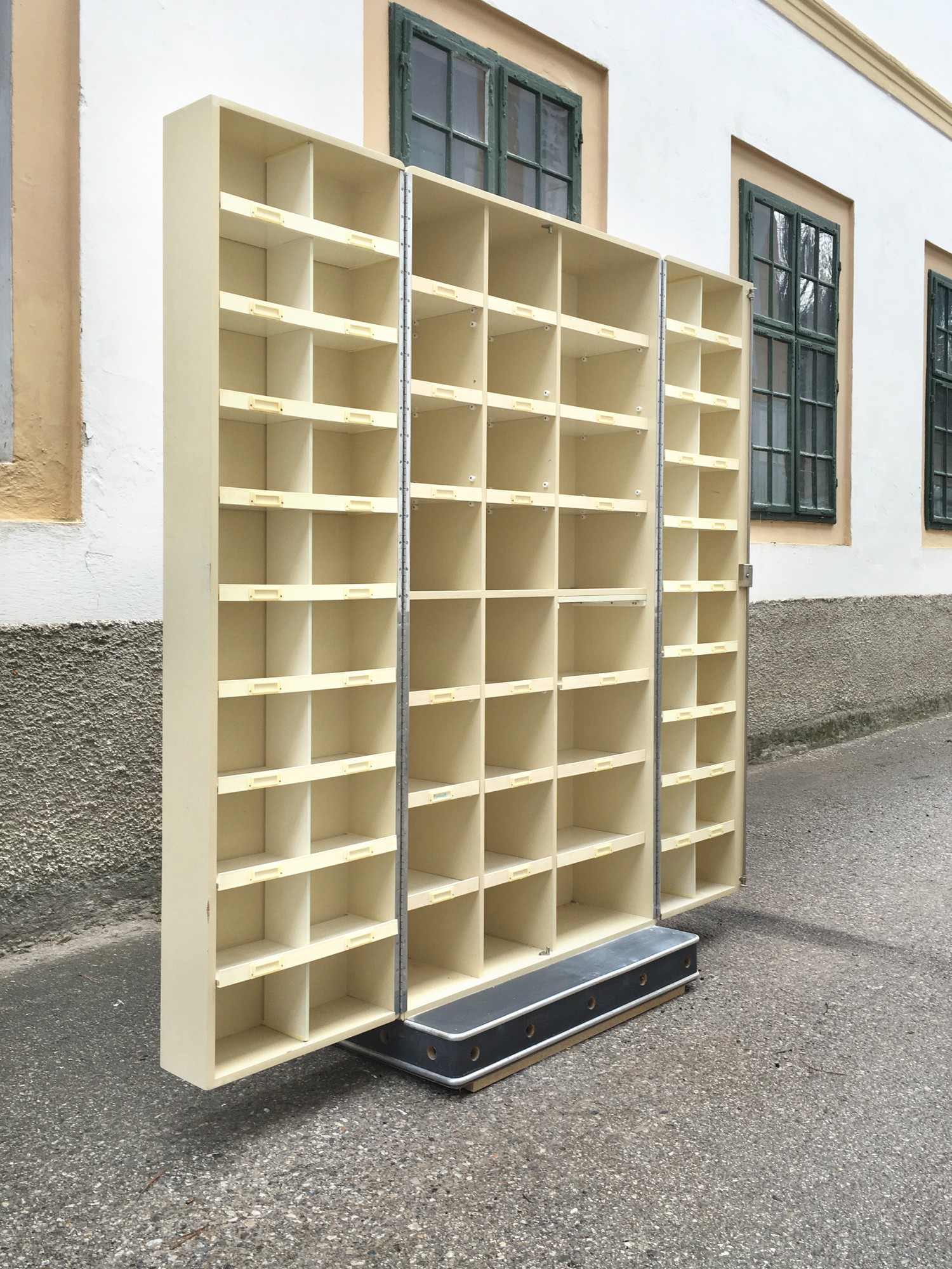 Apothekerschrank Original Arztschrank MidCentury Vintage Metallschrank Retro Industrialdesign Küchenvorratsschrank