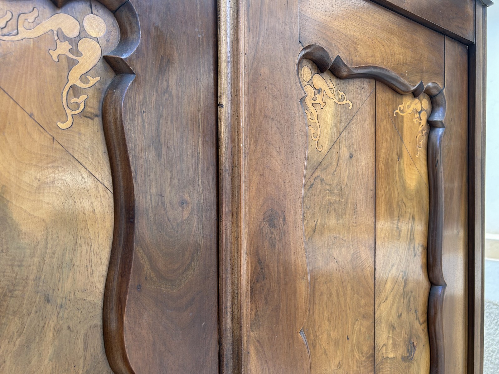 intarsien antiker Schrank