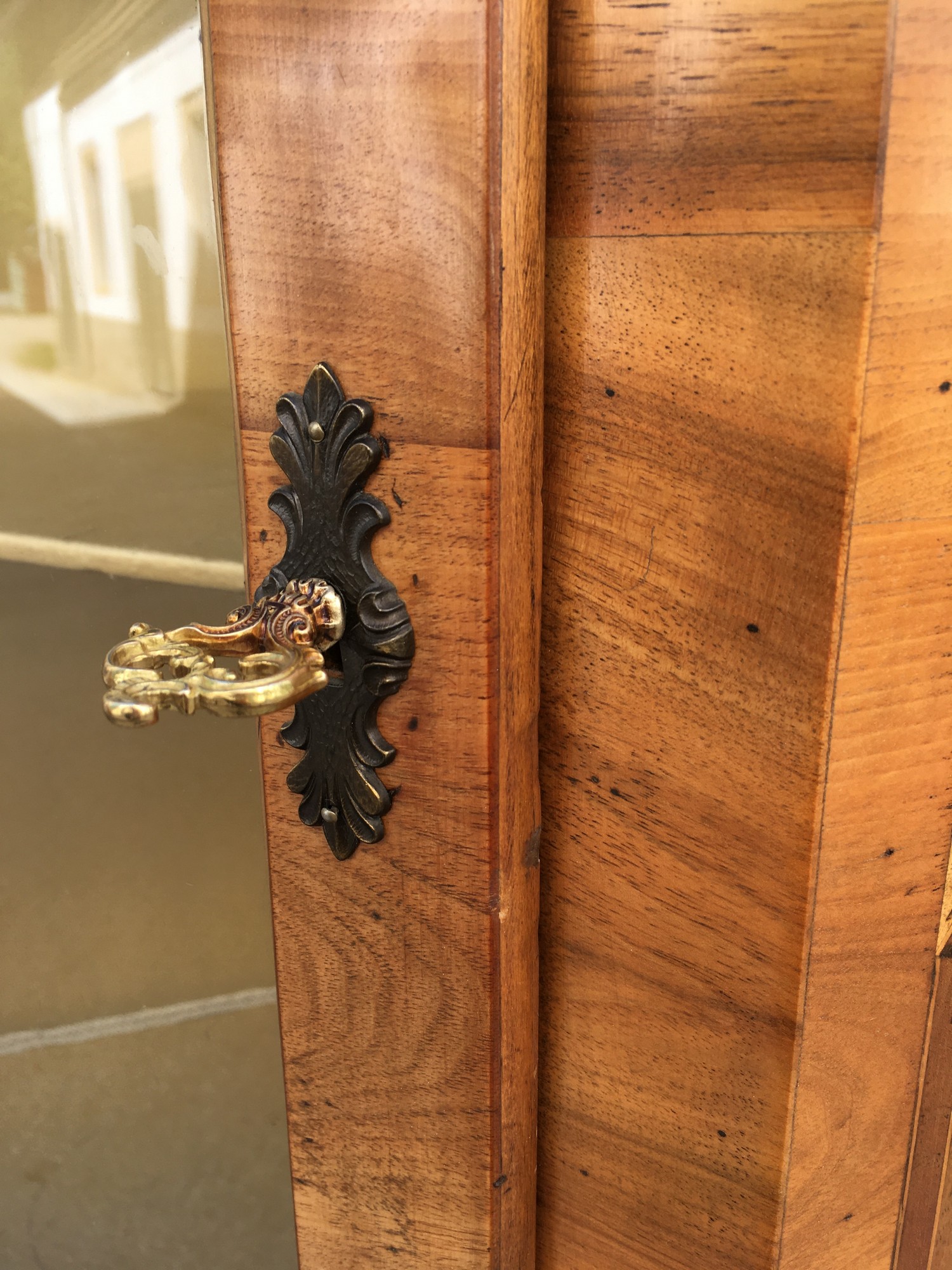 Vitrine Eckvitrine Eckschrank Barockstil Antik Nussholzfurnier Intarsien Edelteil