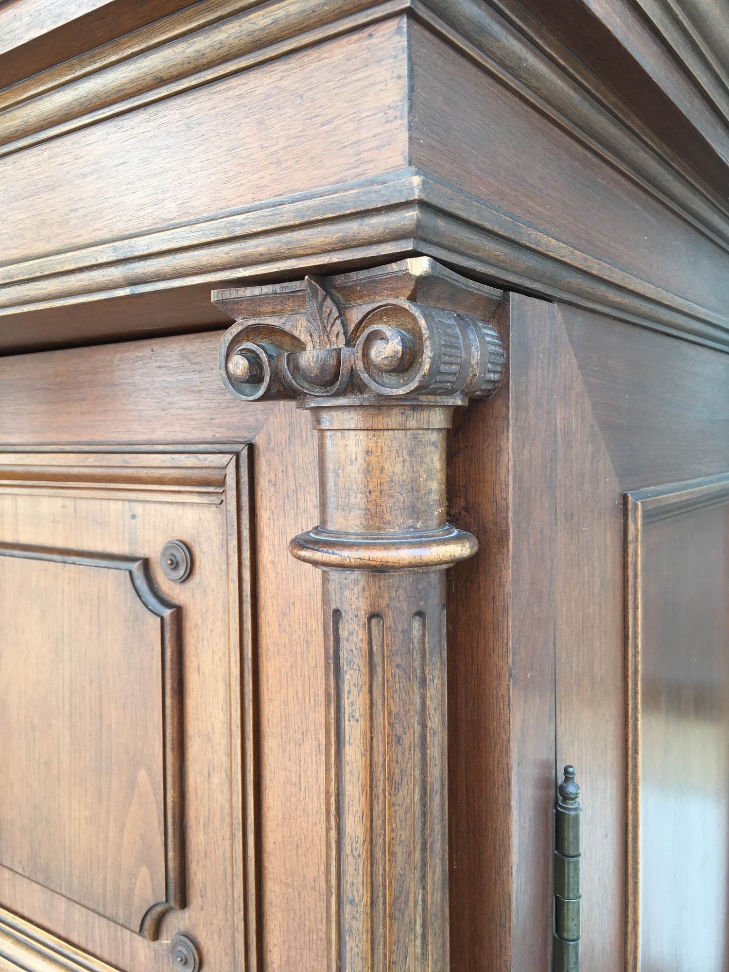 Garderobeschrank Kleiderschrank dreitürig Vollholz antik Dielenschrank Nussholzfurniert Altdeutsch