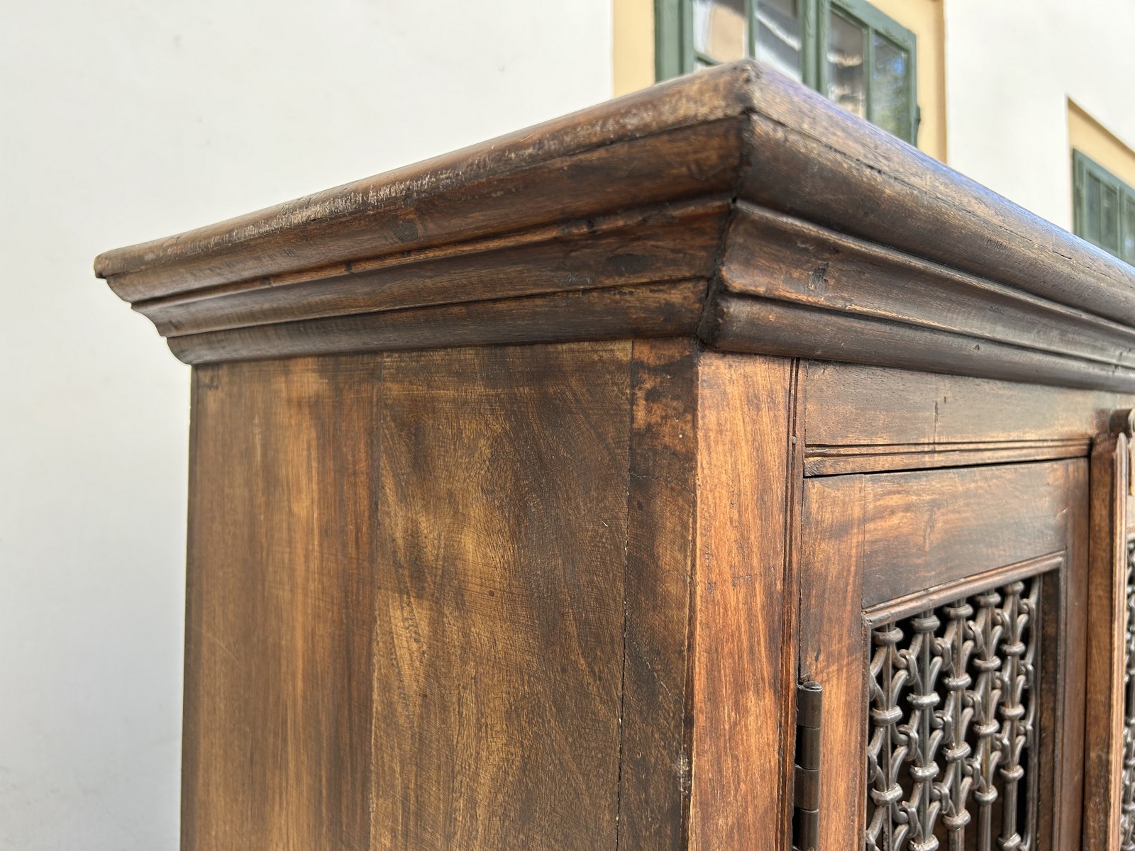 Landhaus Schrank spanischer Eisen Küchenschrank im Weinkeller Stil