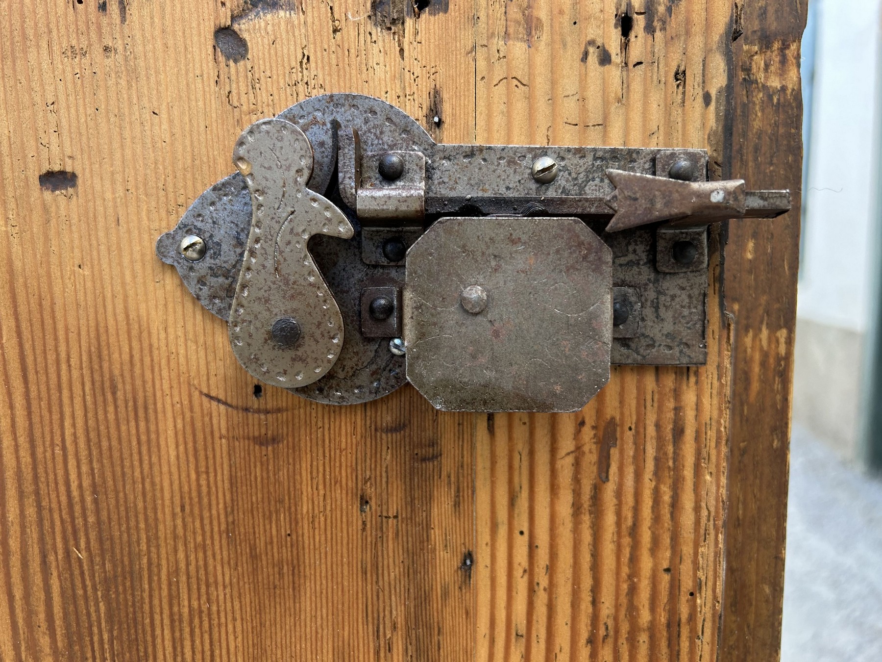 antiker Kleiderschrank