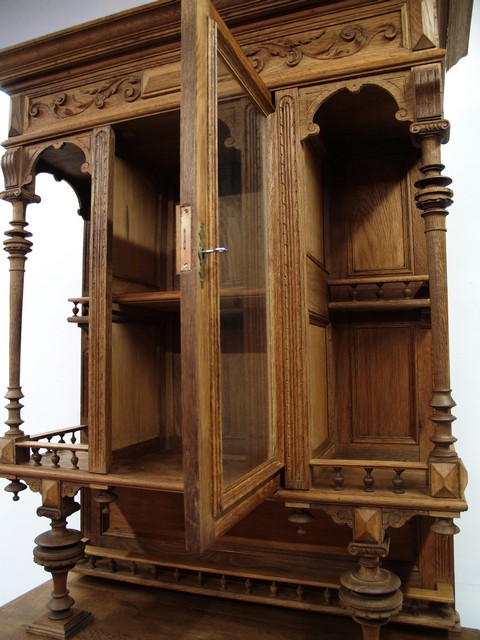 Antiker Schrank geschnitzt