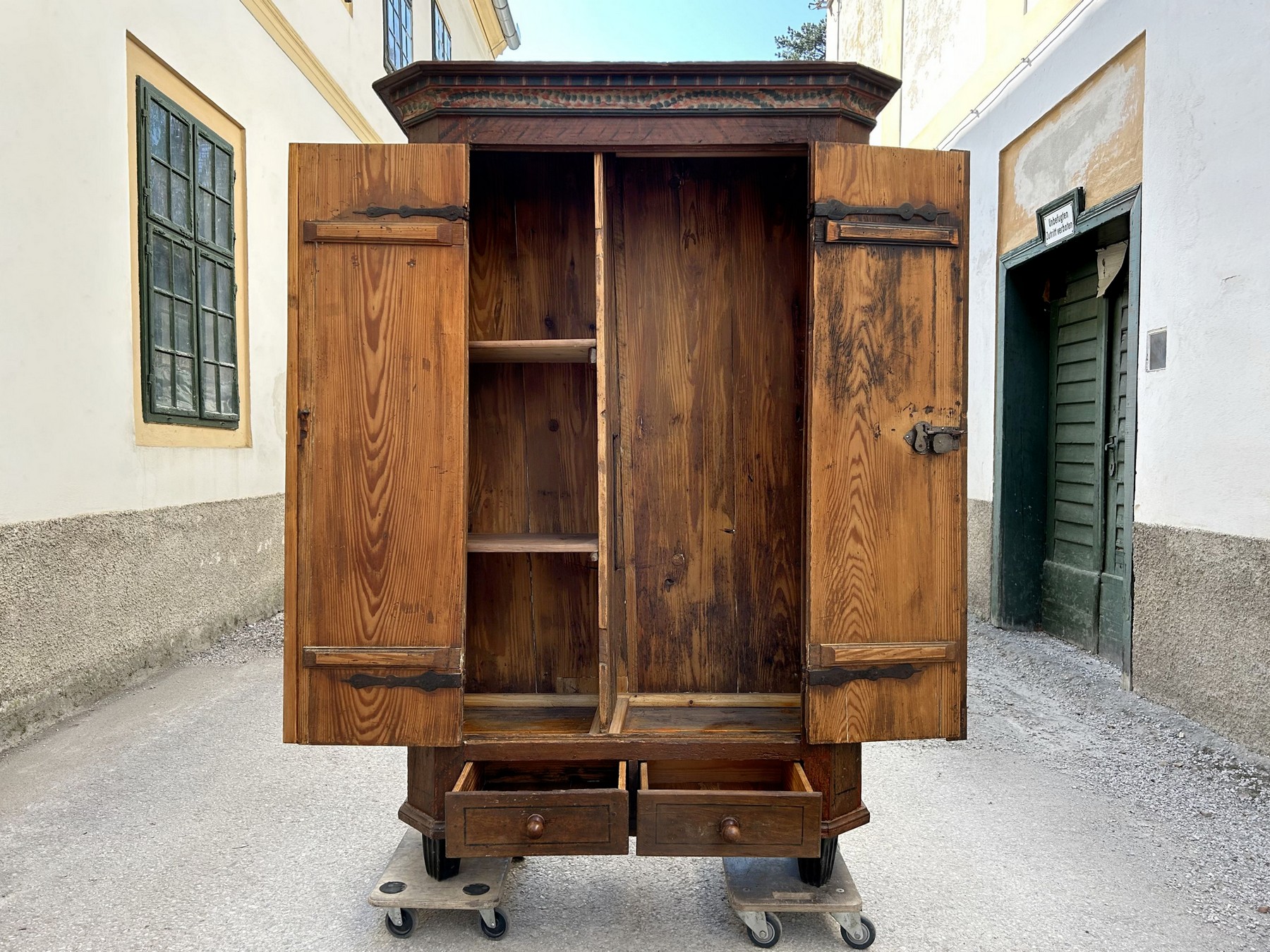 antiker provinzieller Schrank