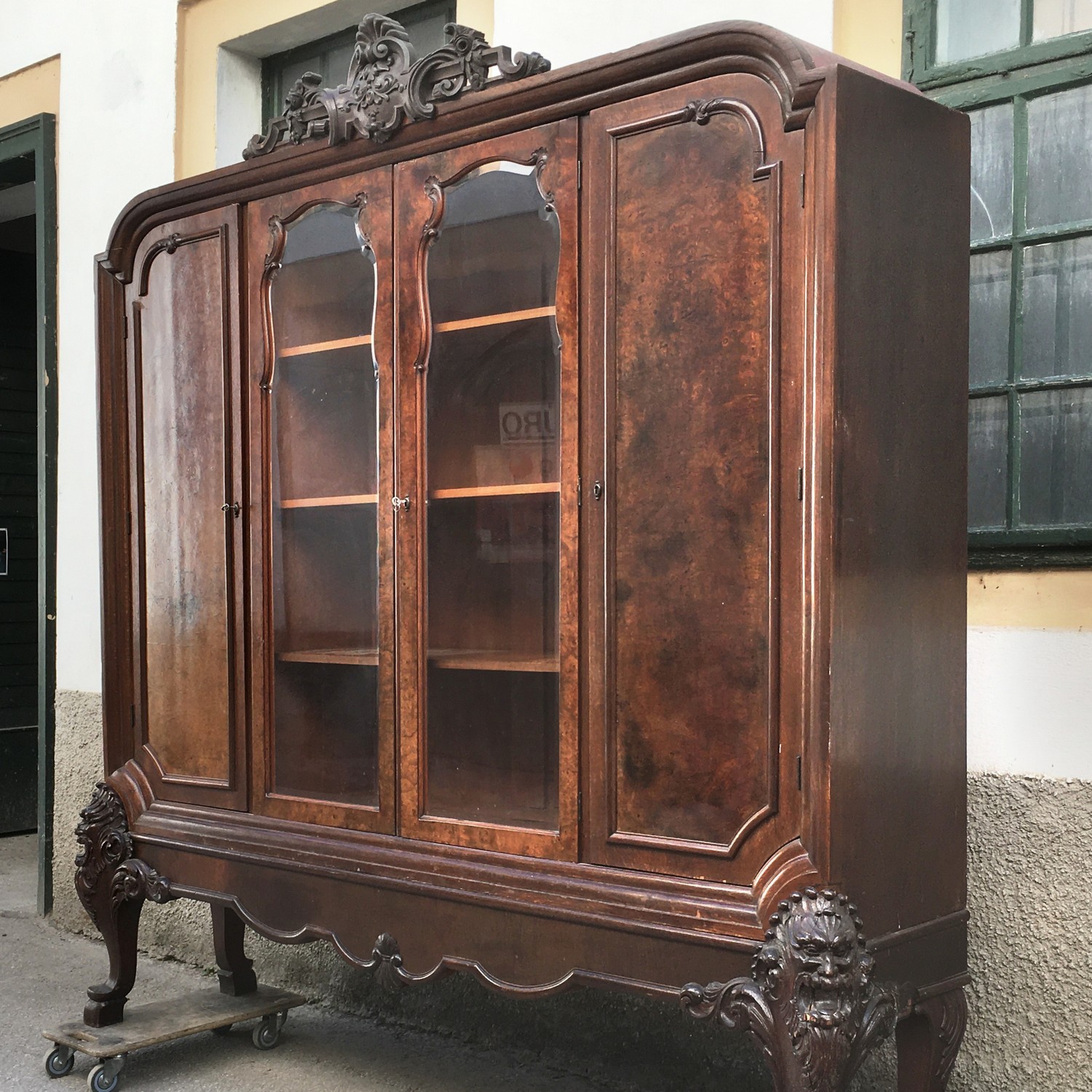 Vitrinenschrank Bücherschrank Antiquität antik Möbel Satyr Fratze Faun Ziegenfüße Möbel