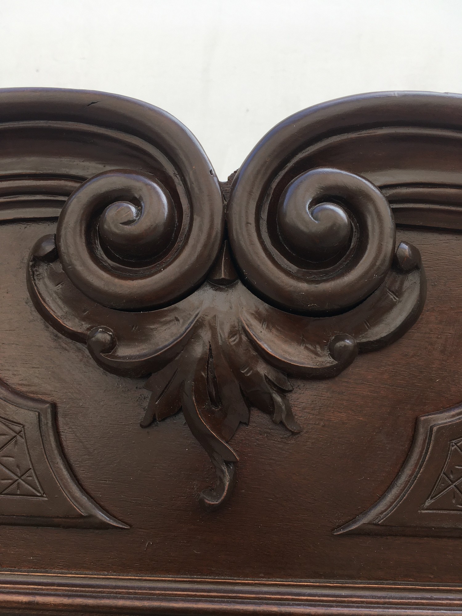 Schrank antik geschnitzt Vollholz