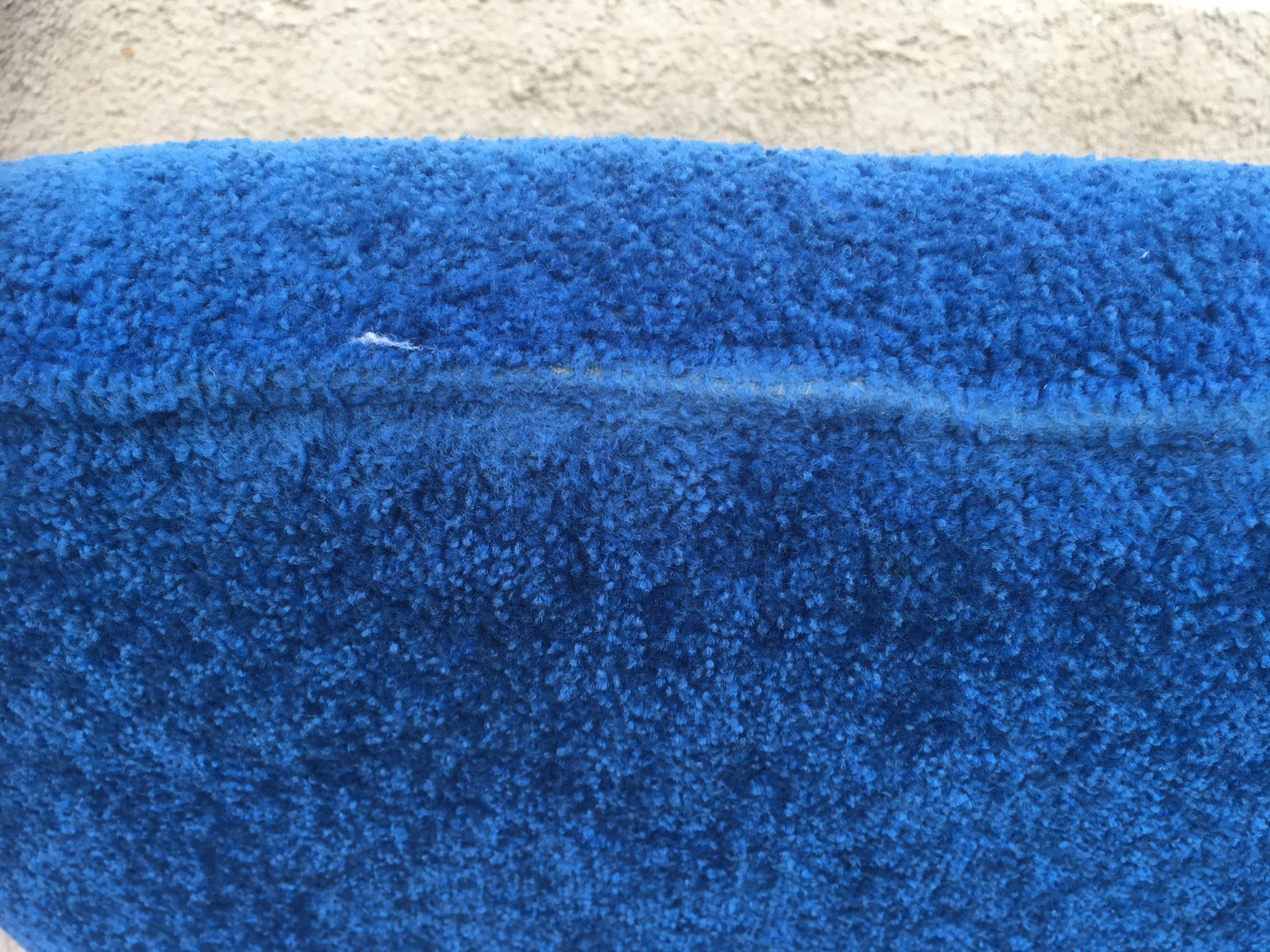Bretz Sofa Pool Couch Zweisitzer blau Cultsofa Kräuselvelours